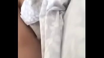 播放 金发女孩玩她的乳头