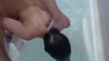 Reproducir Guía: cómo tratar adecuadamente a una mujer en el baño. ¿¡Dónde está el dinero, Lebowski!? cabeza sumergiendo sexo. Juego de ahogamiento. Placer de cabeza mojada. sirena.