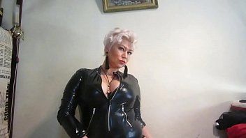 Odtwórz Dojrzała rosyjska blondynka suka aimeeparadise pozuje i rucha się dużym dildem...mam taką mamusię!