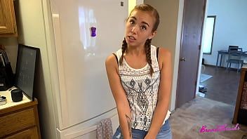 再生 いたずらな継娘がセックスレッスンのためにstepdaddyに賄賂を贈る：brandibraids