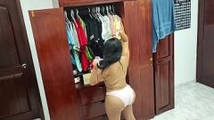 Afspelen Peeping naar een Latina babe verkleden zich in lingerie en slipje