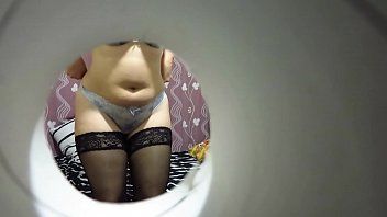 Reproduzir O filho está espionando a milf gordinha. vestidos bbw maduros e se masturbam com pente no quarto. ou lava no banheiro. fetiche caseiro.