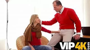 Jouer Vip4k. aider une voisine russe aux petits seins signifie la pénétrer
