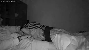 play STEPMOM اشتعلت إغواء ربيبها المتخلف على nannycam