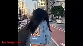Putar Brunette muda menunjukkan pantat besarnya dalam gambar