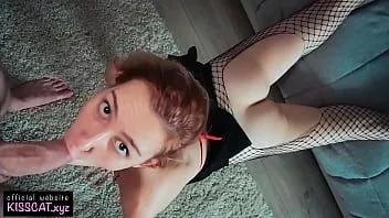 Odtwórz Przyrodni brat przyszedł z pracy i wykorzystał przyrodnią siostrę jako lalkę seksualną