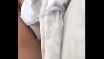 تشغيل فتاة شقراء تلعب مع ثديها