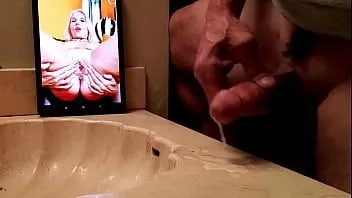 Jouer Just-4-you-13- creamyfilling13- éjaculations multiples- ...... à part un petit trou du cul transsexuelle rose à la peau pâle, rien au monde n'empêche ma bite de jouir plus que mamie vieille, malodorante et usée chatte!!!!!