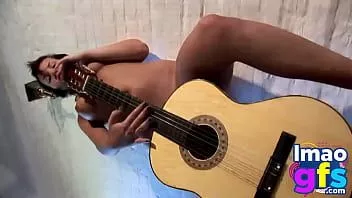 Putar Hot paul menunjukkan payudaranya yang sedang dan memeknya dengan gitar