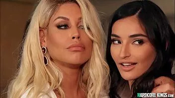 Jouer Hot babe se fait baiser par des chefs spirituels