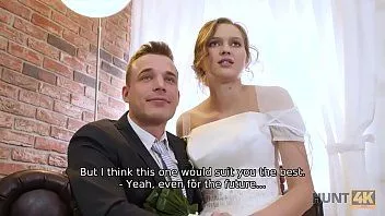 Jouer Hunt4k. jolie mariée teen se fait baiser pour de l'argent devant son marié