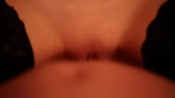 Jouer Jeune chienne reçoit un coup de sperme sur les seins
