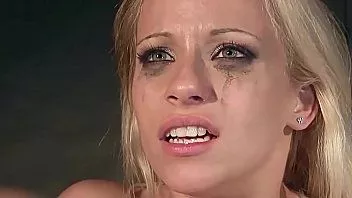 Jouer Copines attachées et formées blonde bonbon. partie 2. petite amie super sexy aime sucer et baiser docilement.