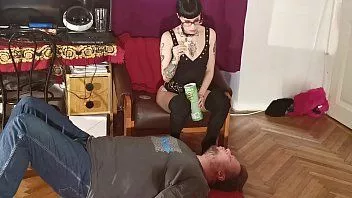 play Szczupła goth domina karmi swoją niewolnicę usta-usta pt1 hd
