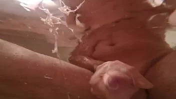Putar Cumming di bak mandi, pemandangan bawah air