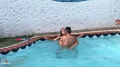 Putar latina milf menggoda tetangga untuk sebuah kasar kolam renang mengisap penis