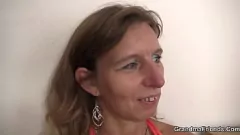 Reproducir Abuelita madura peluda disfruta de un trío con doble penetración
