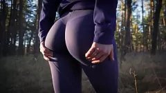 Putar Latina milf di skintight yoga pants memamerkan bokongnya yang tak tertahankan di hutan belantara