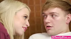 Abspielen Zierliche Teenie-Schwester Madison Summer bei hartem POV-Blowjob und Sex