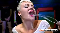 Reproduzir Gata europeia de cabelos curtos irritada dominada em intensa orgia e bukkake