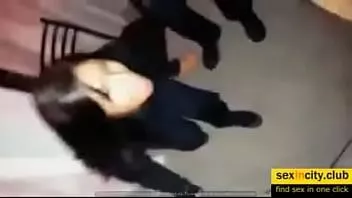 Putar Remaja menyebalkan ayam di balik tirai di pesta ulang tahun