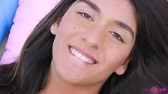 play Brunetka nastolatka Aubry Babcock dostaje intymne w Lewd Lesbian Audition