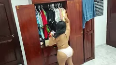 Riproduci Sbirciando contro una ragazza latina che si veste in lingerie e mutandine