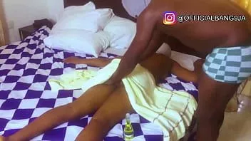 Riproduci Sala massaggi dove il massaggiatore nero giocava con la figa grande di una moglie nera con un dildo