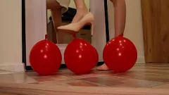 play Brunette seksi di rok mini memuaskan fetish fetish crushing sepatu hak tinggi