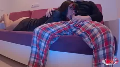 Afspelen Stiefzoon wordt betrapt terwijl ze slaapt terwijl ze stiefmoeder neukt in intense porno