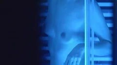 Jouer Une caméra cachée capture la séance de masturbation sous la douche d'une femme maigre