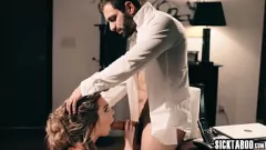 Jouer Regardez Tiffany Watson, l'adolescente blonde la plus chaude, faire une pipe incroyable à un mec avec une énorme bite bien dure dans cette vidéo porno hardcore