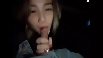再生 この女の子はとても角質で車の中で犯されます